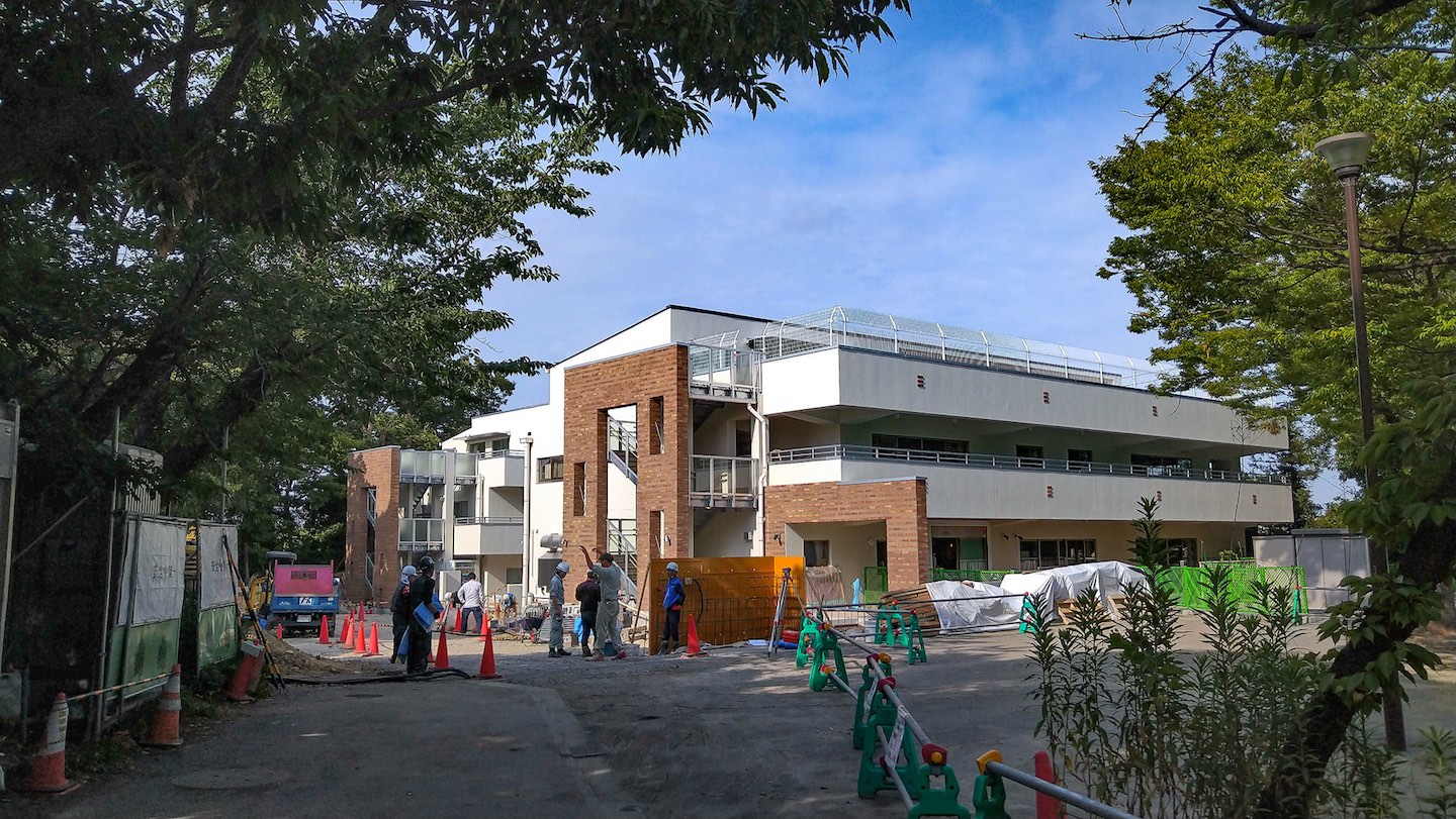 Construction work has been completed at The Children's School and Nursery School in Honmoku Motomachi, and exterior work is underway.